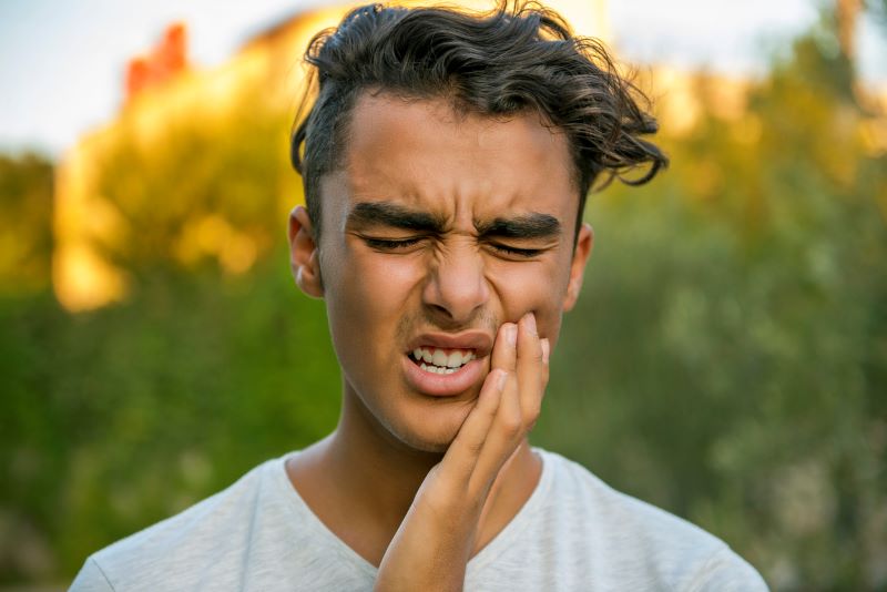 Tooth Pain: Common Causes and When to See a Dentist